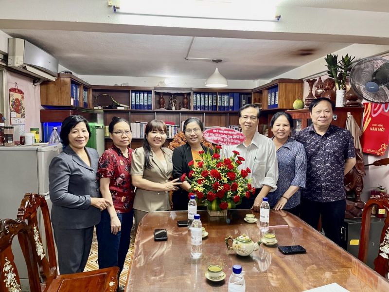 Đại Diện Đảng Ủy Doanh Nghiệp Quận Đến Chúc Mừng Chi Bộ Nhân Ngày Nhà Giáo Việt Nam