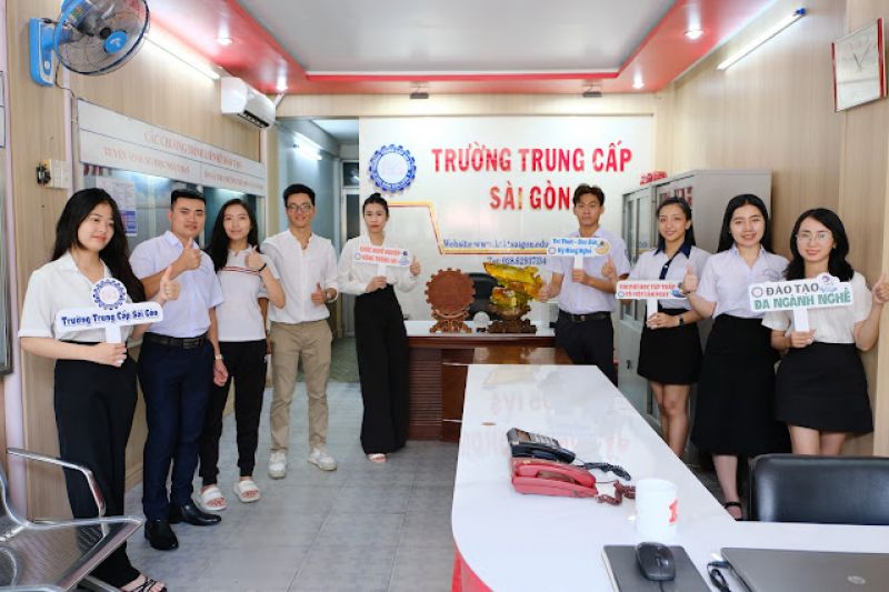 Hình Ảnh Nam Sinh Và Nữ Sinh Tại Trường Trung Cấp Sài Gòn