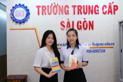 Hình Ảnh Nam Sinh Và Nữ Sinh Tại Trường Trung Cấp Sài Gòn