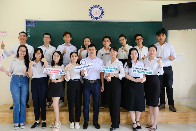 Hình Ảnh Tập Thể HSSV Đang Học Tại Trường Năm 2023