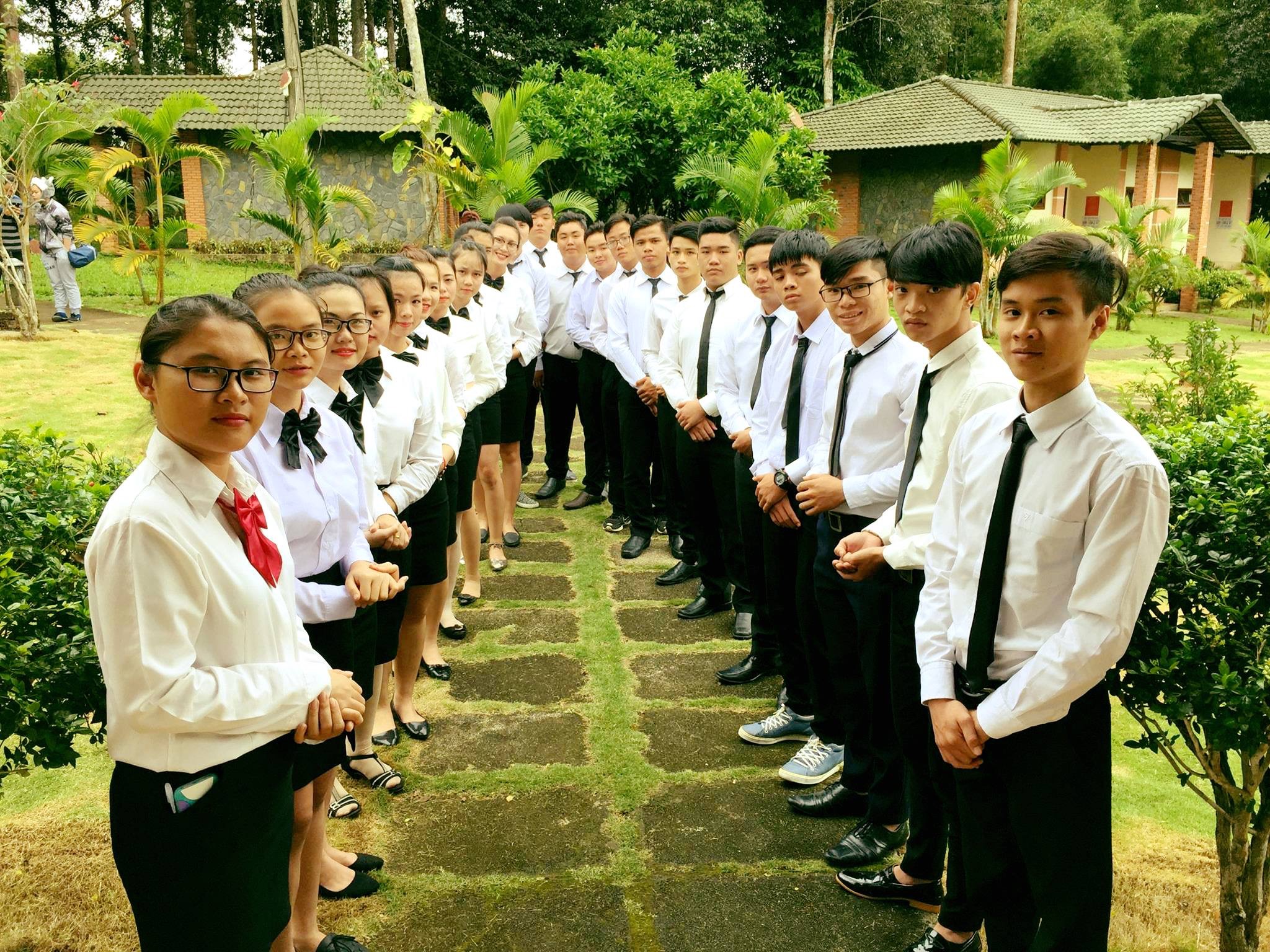 Hình ảnh sinh viên ngành Nghiệp Vụ NH-KS và Hướng Dẫn Du Lịch