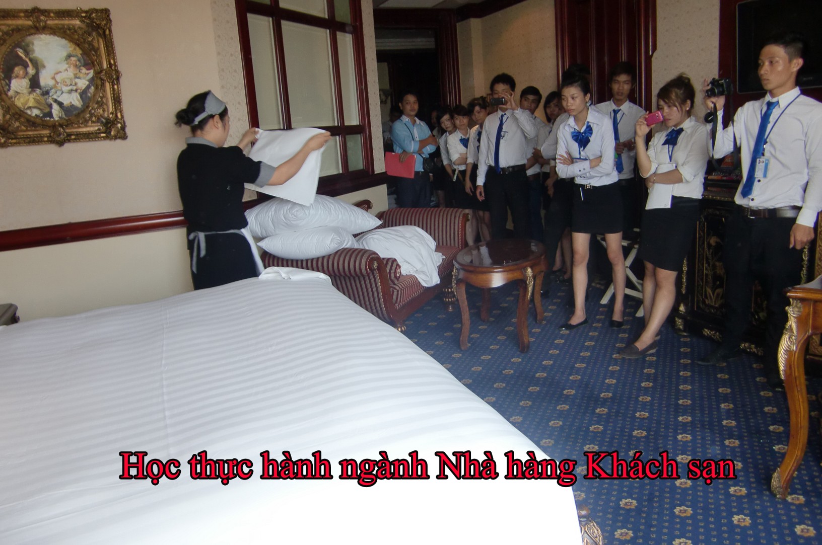 Giới thiệu hàng loạt hình ảnh Restaurant and Bar