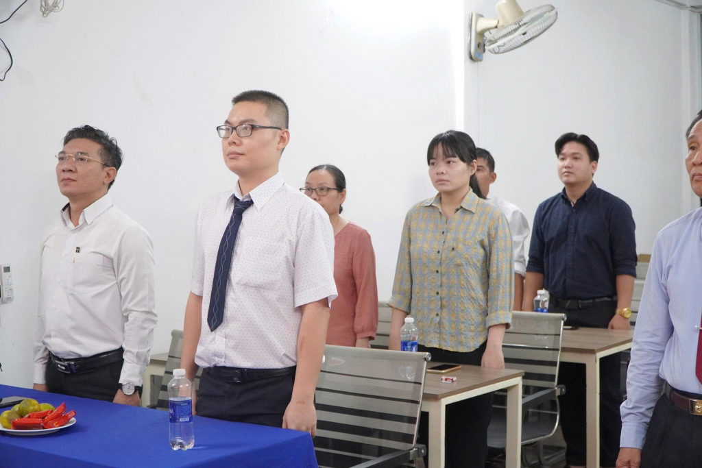 Hình Ảnh Đảng Viên Chi Bộ Làm Lễ Chào Cờ Trước Buổi Lễ, Nhạc Lễ Quốc Ca, Quốc Tế Ca Được Vang Lên Trong Hội Trường!
