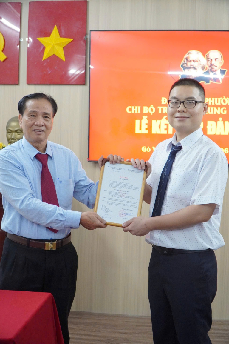 Đồng Chí Phạm Xuân Thỉnh – Bí thư Chi bộ lên trao Quyết định kết nạp Đảng viên