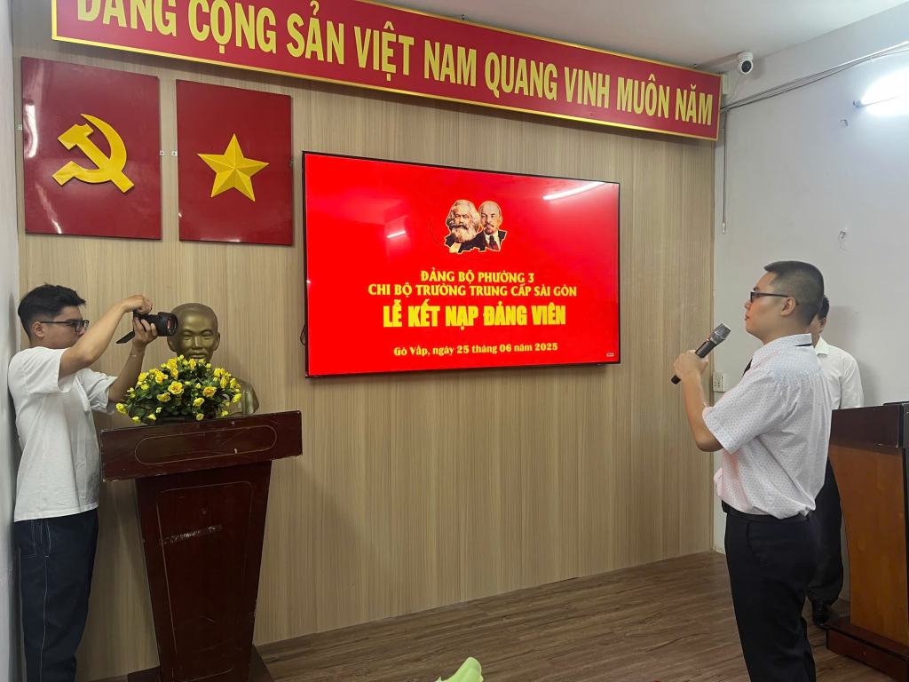 Đồng Chí Nguyễn Việt Hùng Đọc Lời Tuyên Thệ Trước Cờ Đảng Cờ Tổ Quốc, Chân Dung Chủ Tịch Hồ Chí Minh