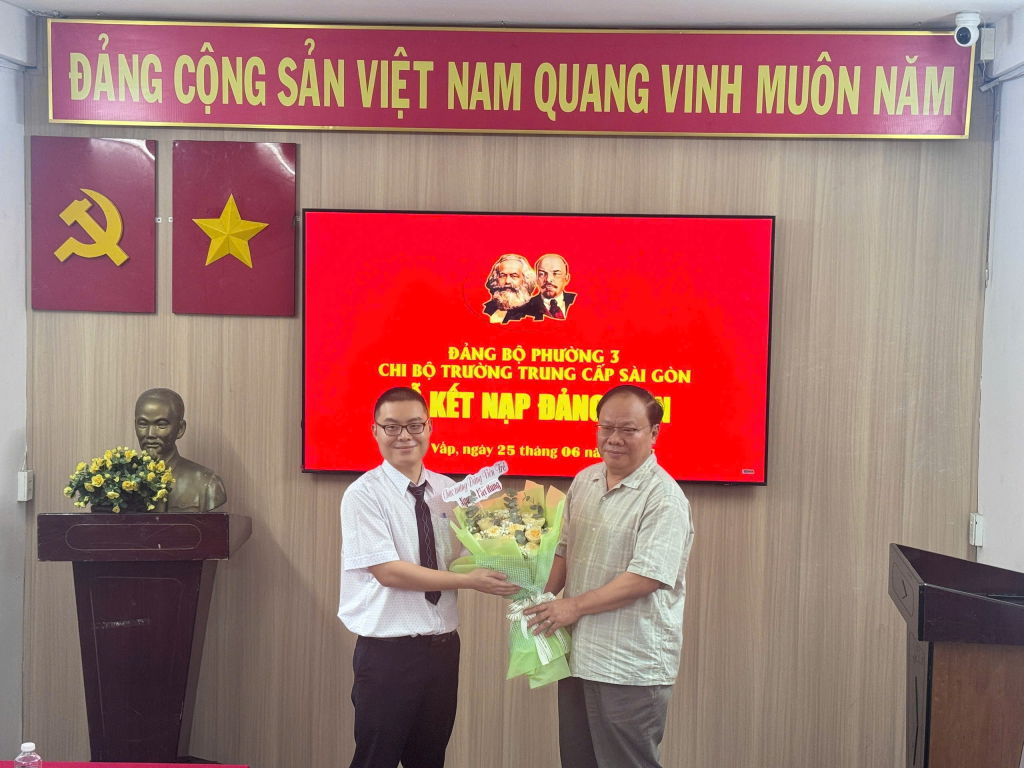 Đồng Chí Nguyễn Việt Dũng – Hiệu Trưởng Nhà Trường Tặng hoa chúc mừng