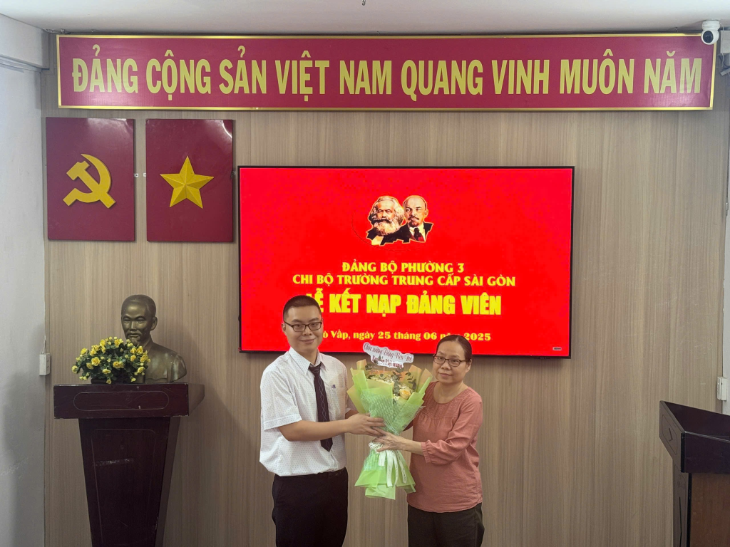 Đồng Chí Nguyễn Thị Thái Thanh– Phó Hiệu Trưởng Nhà Trường Tặng hoa chúc mừng