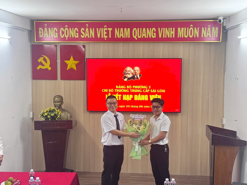 Đồng Chí Trần Quang Hiếu – Bí Thư Đoàn Trường Tặng hoa chúc mừng