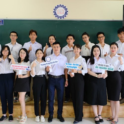 Hình Ảnh Tập Thể HSSV Đang Học Tại Trường Năm 2023