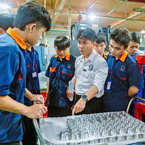 học sinh học nghề
