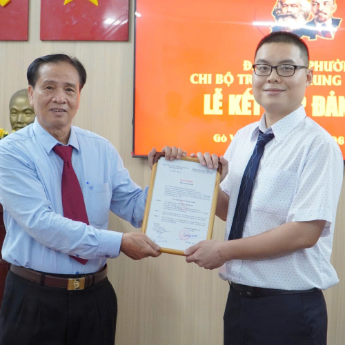 Đồng Chí Phạm Xuân Thỉnh – Bí thư Chi bộ lên trao Quyết định kết nạp Đảng viên